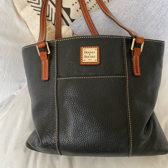 Dooney & Bourke Handbags - Dooney & Bourke shoulder bag Dooney & Bourke Handbags - Dooney & Bourke shoulder bag